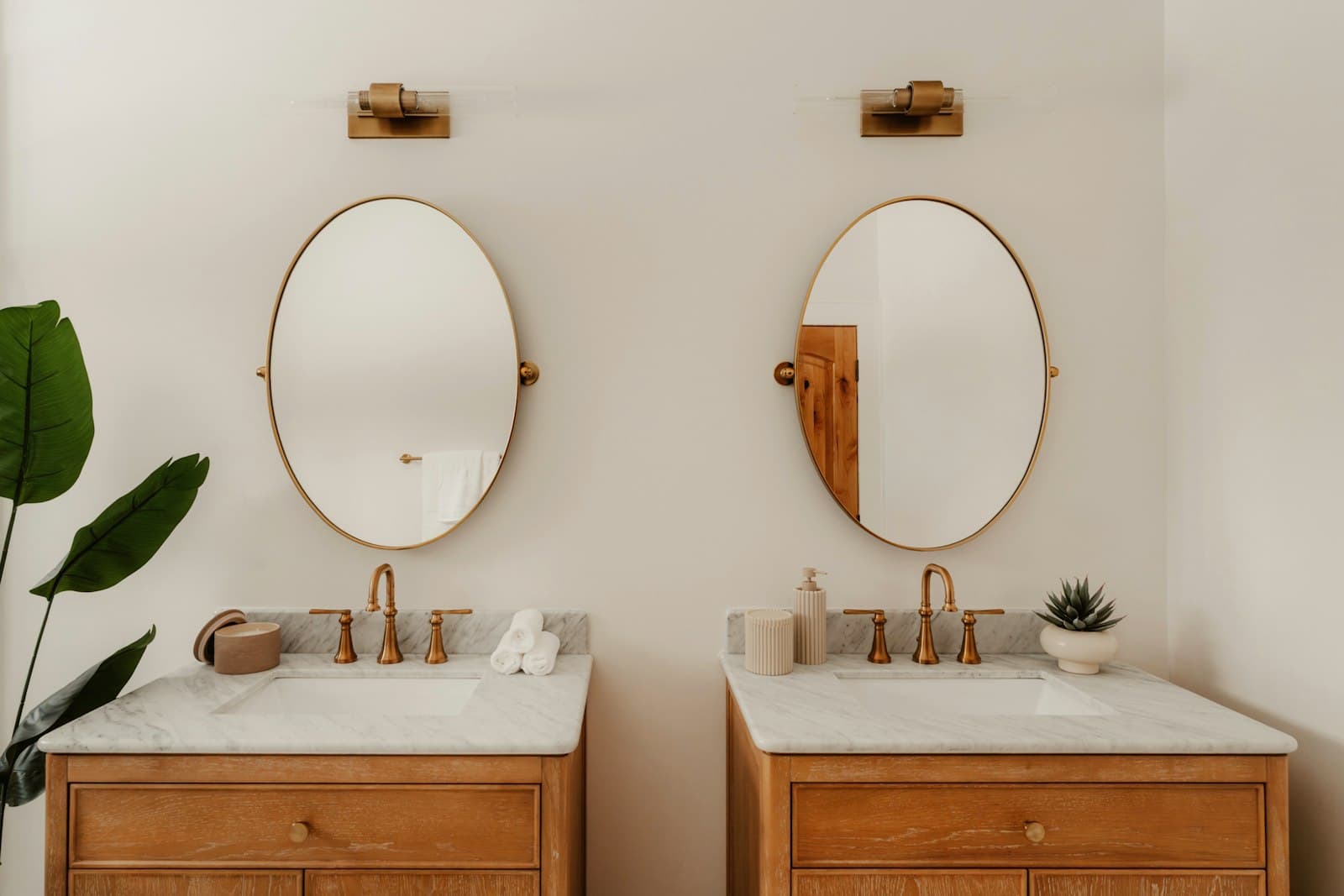 Premium smart bathroom mirror installed in a modern bathroom